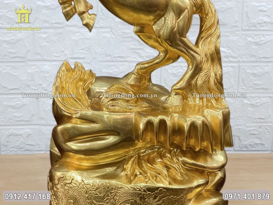 Từng họa tiết hoa văn được chạm khắc tỉ mỉ, tinh tế